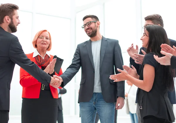 Collega 's schudden na vergadering in functie — Stockfoto