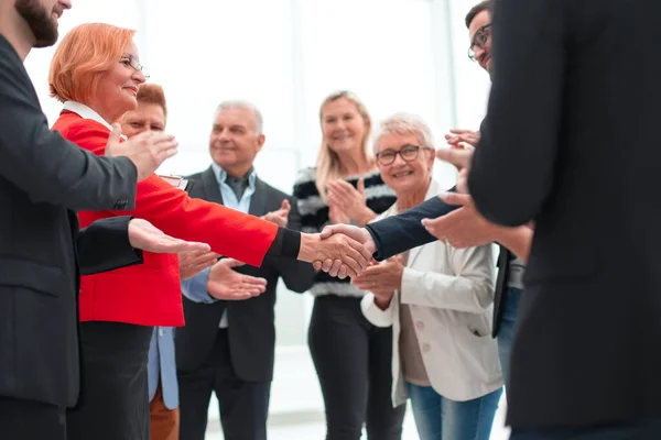 Collega 's schudden na vergadering in functie — Stockfoto