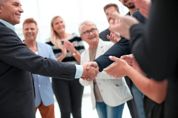 Collega 's schudden na vergadering in functie — Stockfoto