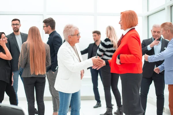 Squadra di successo. Gruppo di giovani imprenditori che lavorano e comunicano insieme in un ufficio creativo — Foto Stock