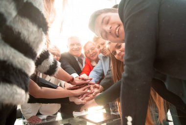Görünüşün altında, takım çalışması grupları insanların elleri, istiflenmiş