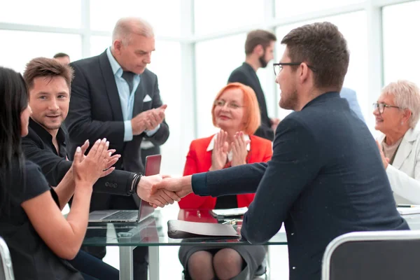 Gerne arbeiten wir mit Ihnen zusammen. Junge moderne Männer in schicker Freizeitkleidung schütteln Hände — Stockfoto