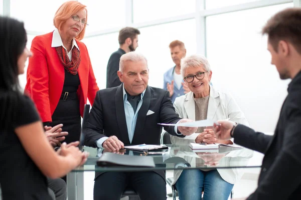 Ervaren zakenman maakte een afspraak in het kantoor — Stockfoto