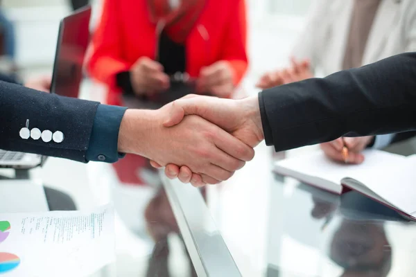Business handshake e pessoas de negócios — Fotografia de Stock