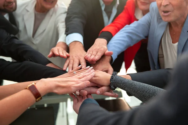 Under vyn, Business teamwork grupper människor händer, staplade — Stockfoto