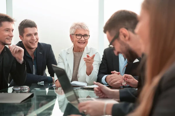 Werken als team. Groep van jonge moderne mensen in slimme casual kleding bespreken iets en glimlachen tijdens het werken in het creatieve kantoor — Stockfoto