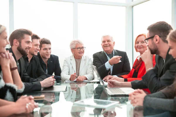 Multiethnic startup business team op vergadering in modern licht van — Stockfoto