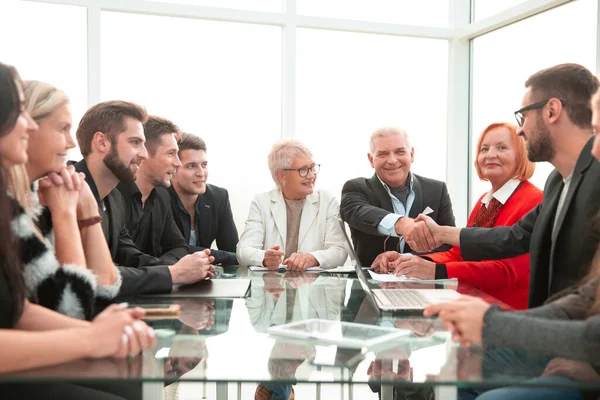 Uomini d'affari che stringono la mano in una riunione a ufficio — Foto Stock