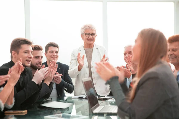 Grupa sukcesu ludzi biznesu z klaskającymi dłońmi w biurze. — Zdjęcie stockowe