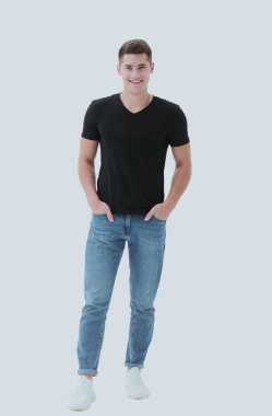 Tam gelişim. Siyah tişörtlü sıradan bir adam.