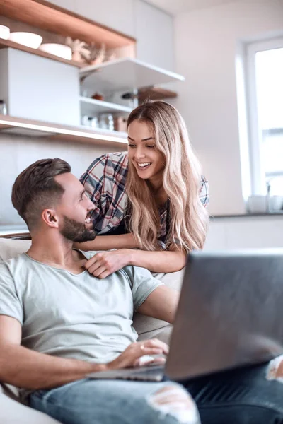 Gelukkig paar geven elkaar een high five — Stockfoto