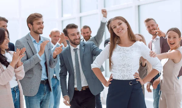 Equipe de negócios criativa parabenizando seu jovem colega — Fotografia de Stock