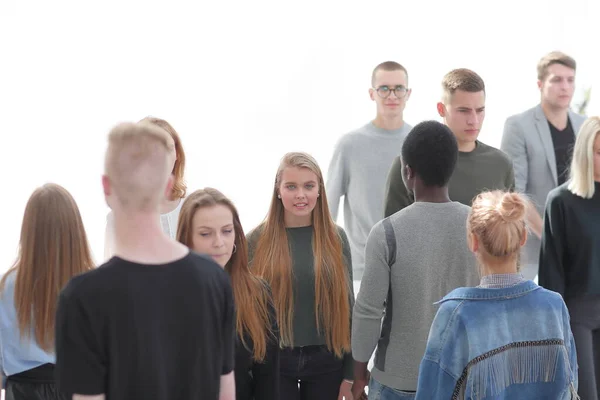 Grupo de jovens diversos. isolado em branco — Fotografia de Stock