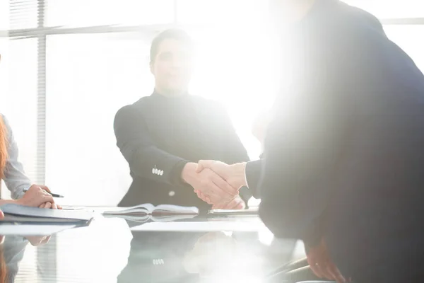 Venditore stringere la mano con il cliente con contratto — Foto Stock