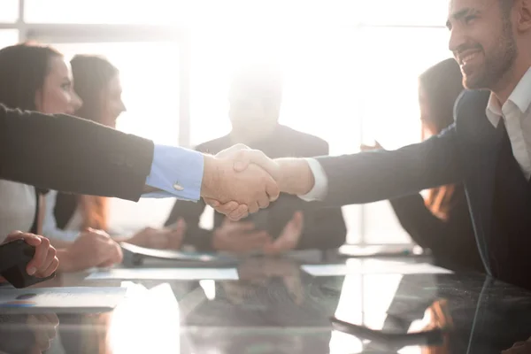 Empresarios estrechando la mano durante una reunión —  Fotos de Stock