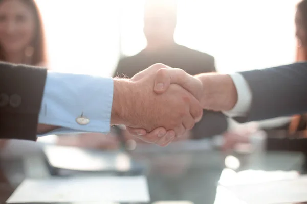 Empresários apertando as mãos durante uma reunião — Fotografia de Stock