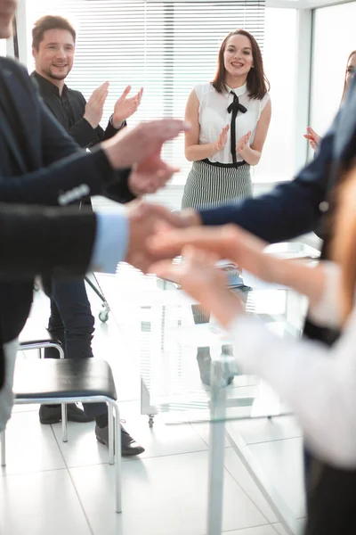 Деловые люди пожимают руки перед встречей в зале заседаний — стоковое фото