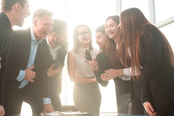 Portret van happy business team staan bij het raam — Stockfoto