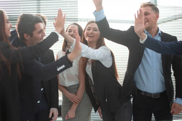 Vrolijk business team doet high five tijdens het zitten in het kantoor — Stockfoto