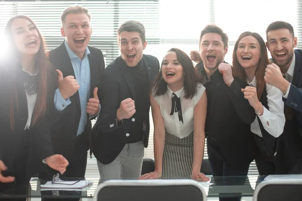 Equipo de negocios celebrando un triunfo con los brazos en alto —  Fotos de Stock