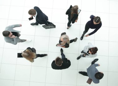 Üst Manzara. Bir grup ciddi iş adamı kameraya bakıyor.