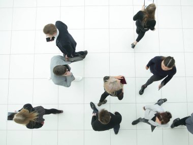 Üst Manzara. Bir grup ciddi iş adamı kameraya bakıyor.