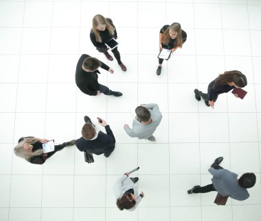 Üst Manzara. Bir grup ciddi iş adamı kameraya bakıyor.
