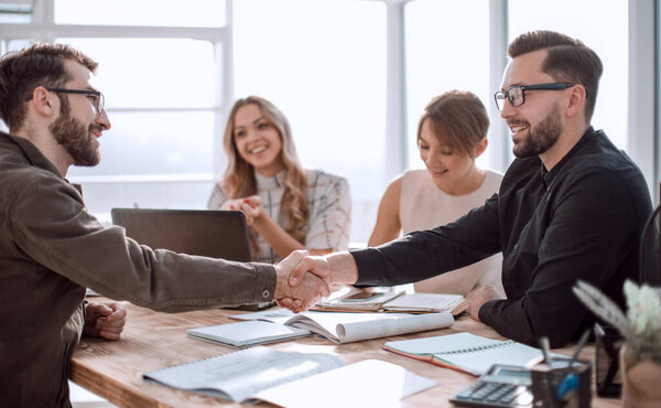 бизнес-команда на рабочем месте в офисе.