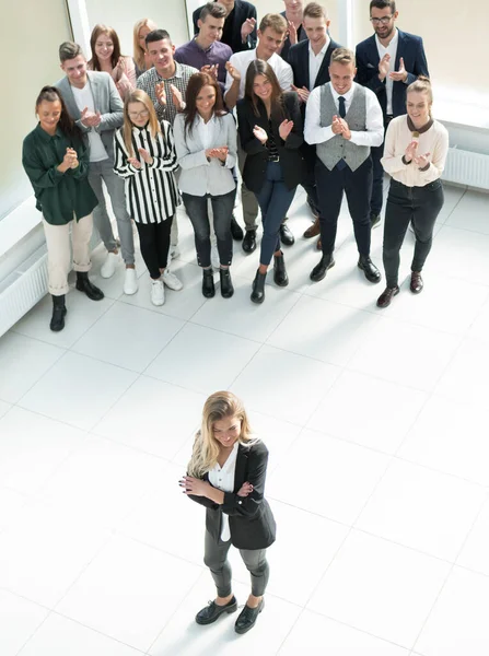 위에서 본 모습. 비즈니스 팀 앞에 서 있는 여성 리더 — 스톡 사진