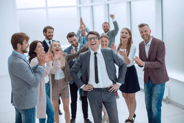 Chefe e a alegre equipe de negócios de pé juntos — Fotografia de Stock