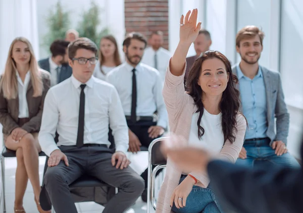 Equipe corporativa faz perguntas em uma reunião de negócios — Fotografia de Stock