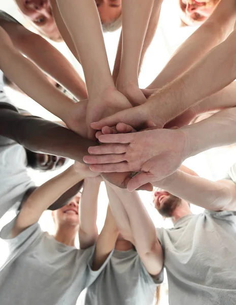 Üst Manzara. İş arkadaşları ofis toplantısında el sıkışıyor.. — Stok fotoğraf