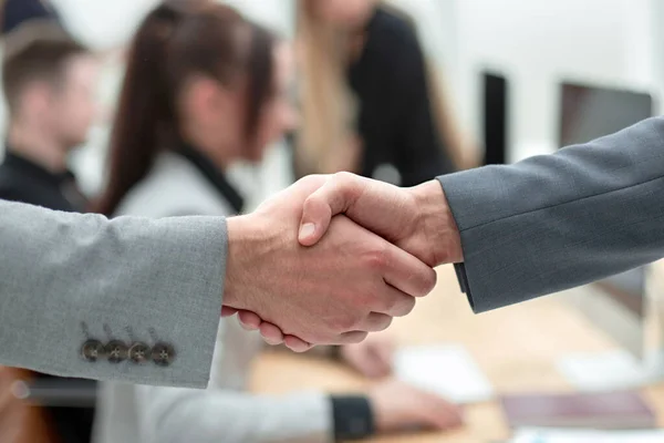 Zblízka. business handshake na pozadí kanceláře. — Stock fotografie