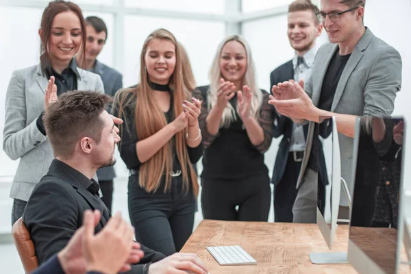 De cerca. equipo empresarial aplaudiendo su éxito general — Foto de Stock