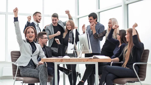 Happy business team tonen hun succes op de werkplek — Stockfoto