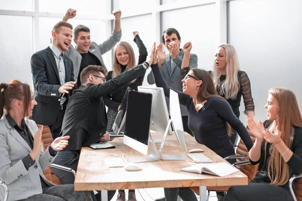 Feliz equipo de negocios mostrando su éxito en el lugar de trabajo —  Fotos de Stock