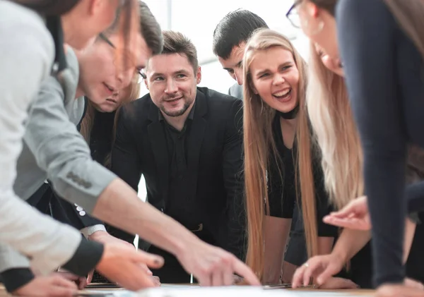 Grupos de empleados de pie cerca del escritorio. — Foto de Stock