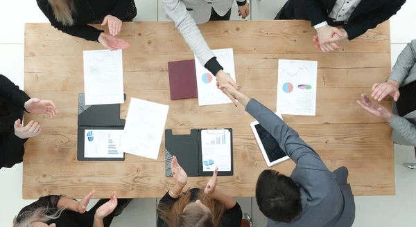 Ansicht von oben. Geschäftsfrau schüttelt ihrem Finanzpartner die Hand — Stockfoto