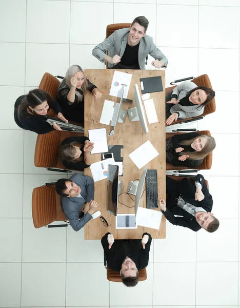 Στην κορυφή. ομάδα εργασίας που συζητά επιχειρηματικά έγγραφα — Φωτογραφία Αρχείου