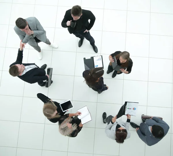 Vue de dessus. groupe de gens d'affaires debout dans le bureau — Photo