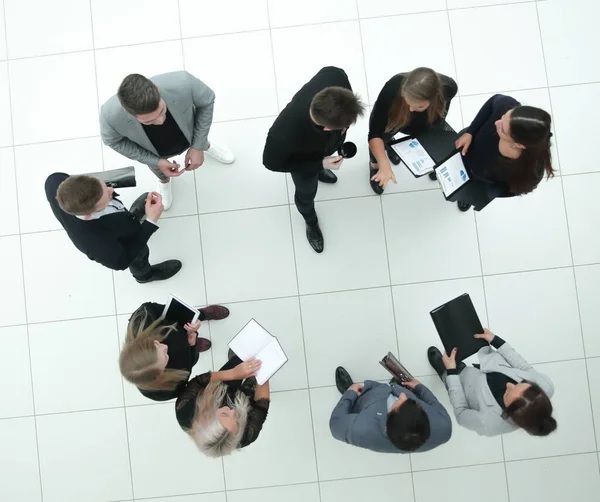 Vista superior. grupo de empresários de pé no escritório — Fotografia de Stock