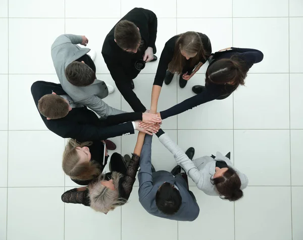 Pohled shora. skupina mladých podnikatelů spojující své dlaně — Stock fotografie