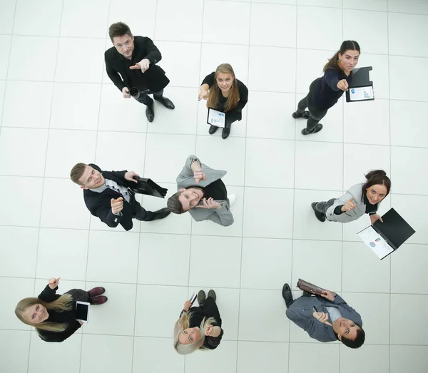 Vista superior. grupo de empresarios serios y diversos mirando a la cámara — Foto de Stock