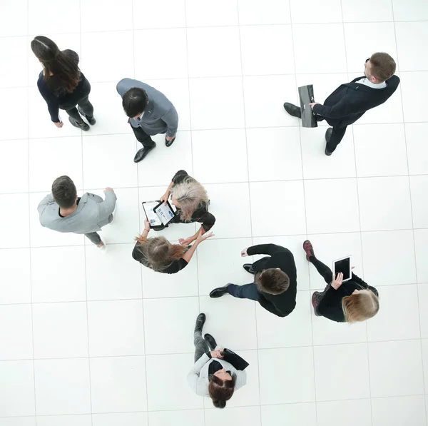 Вид сверху. группа серьезных разноплановых деловых людей, смотрящих в камеру — стоковое фото