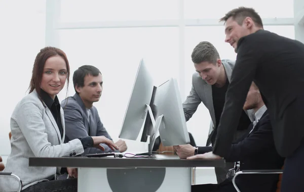 Grupo de empleados trabajan en computadoras en la oficina. —  Fotos de Stock