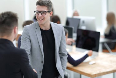 İş arkadaşları ofiste duran yeni fikirleri tartışıyor.