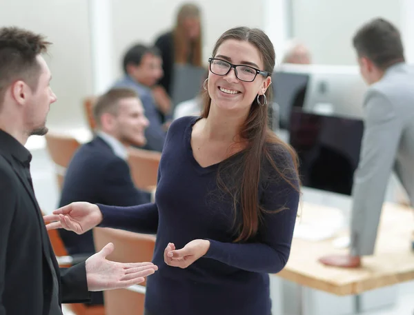 Усміхнена молода бізнес-леді стоїть в офісі — стокове фото