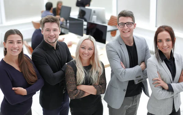 Team van zelfverzekerde jongeren die in het kantoor op kantoor staan — Stockfoto