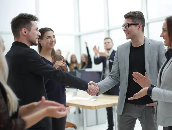 Üzleti partnerek kezet ráznak a munkacsoport tapsára — Stock Fotó