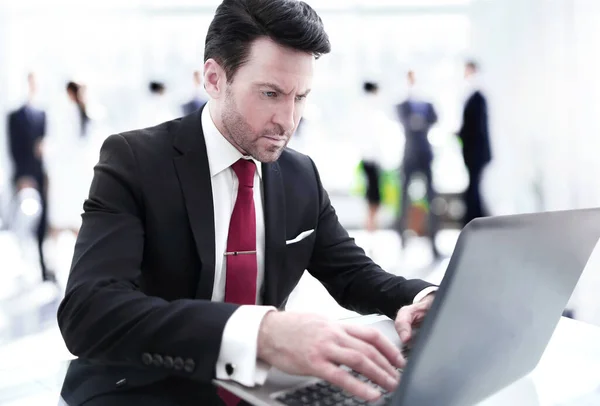 Affärsman skriva på en bärbar dator, sitter vid sitt skrivbord — Stockfoto